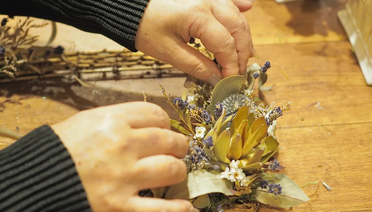 一輪ずつ心で仕上げる 職人の手仕事