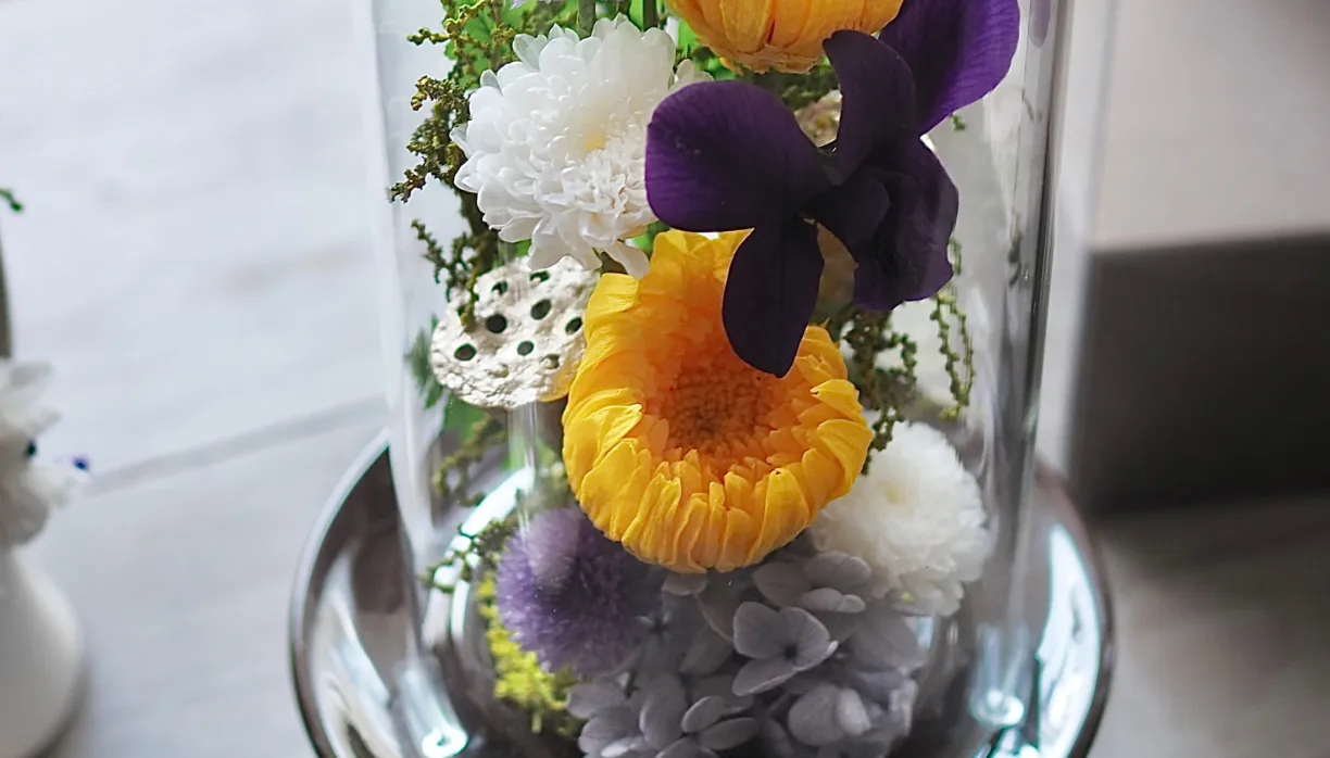 お供えの花 想いを偲び静かに寄り添う