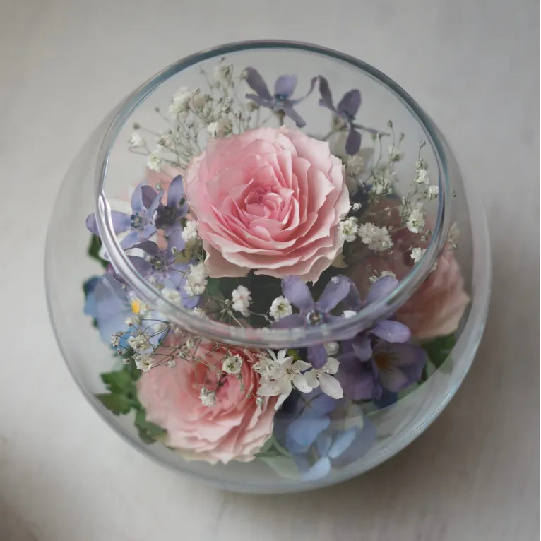 ボトルフラワー 季節の彩りを透明なボトルに残す